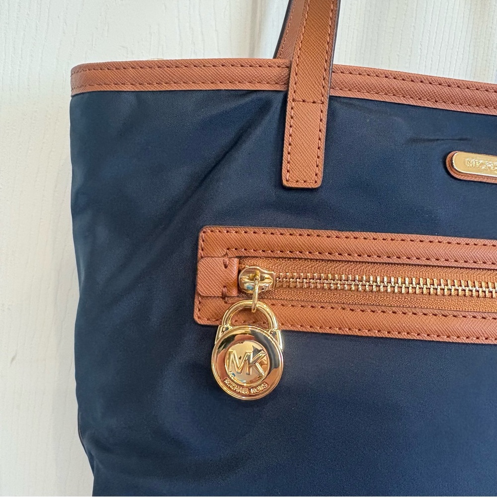 Michael Kors Navy Signature Logo Lining Kempton Nylon Tote - Picture 2 of 8